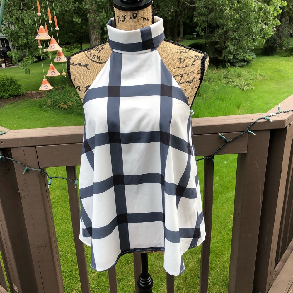 Lulu’s High Neck Sleeveless Gray and White Top - Picture 7 of 8